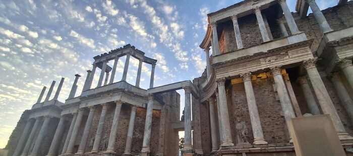 Teatro Romano de Mérida acoge encuentro literario con Juan José Millás y Juan Luis Arsuaga
