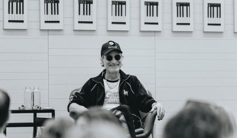 El Helga de Alvear de Cceres inaugura una gran exposicin individual de Santiago Sierra