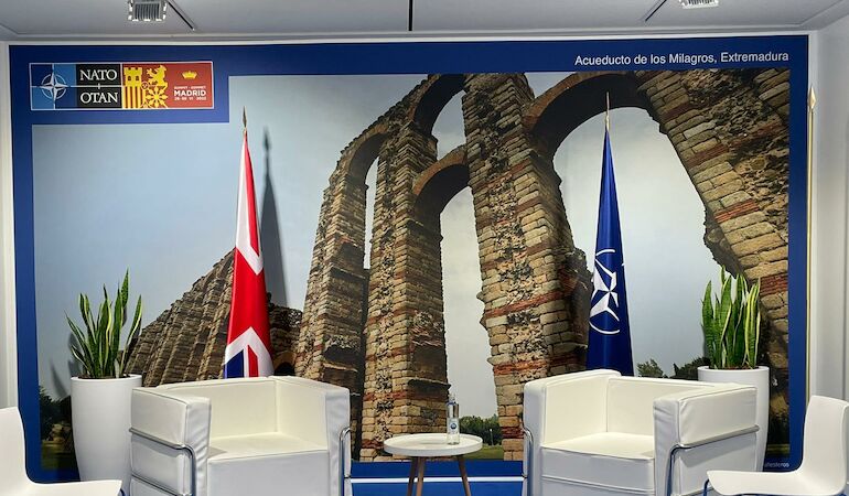 Las salas de la Cumbre de la OTAN promocionan enclaves nacionales como el Acueducto de los Milagros de Mrida