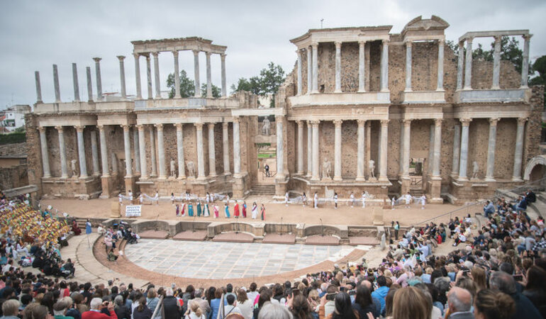 Ms de 600 alumnos de Mrida recrean la historia y evolucin del Teatro Romano